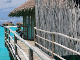 975x660_11_water_villa_entrance
