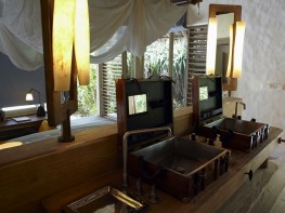 975x660_03_beach_villa_bathroom1