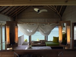 975x660_19_water_villa_interior2_h